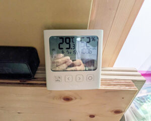 エアコン稼働中の建設現場で測定した室内温度29.3℃の温度計