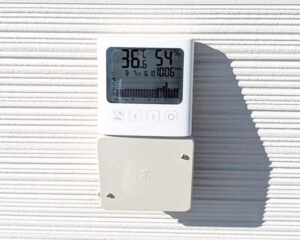 建設現場で測定した外気温36.6℃の温度計
